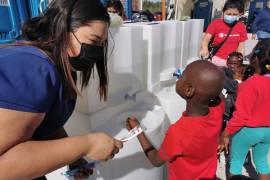 La especialista en odontología, Esmeralda Tovar Rivas, decidió por su propia cuenta realizar una campaña de higiene bucal en el refugio de los haitianos, con el fin de prevenir cualquier padecimiento.