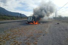 Elementos del cuerpo de bomberos acudieron al lugar para mitigar el fuego.
