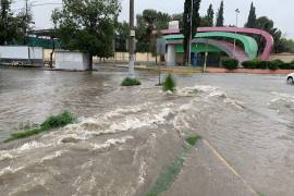 Se desborda canal frente a la Ciudad Deportiva de Saltillo; colonias circunvecinas sufren encharcamientos