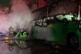 Las unidades estacionadas se incendiaron y alcanzaron a dañar también una camioneta y líneas de la CFE.