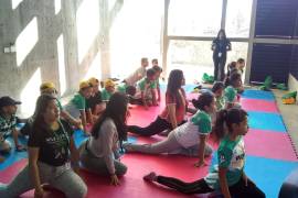 Llevan yoga a niños en ‘La Madriguera’