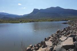 La presa de Palo Blanco, ubicada en el municipio de Ramos Arizpe, se mantiene como un espacio de recreación y pesca deportiva tras el amparo obtenido por la asociación civil Amigos de Palo Blanco para evitar el vaciado del embalse.