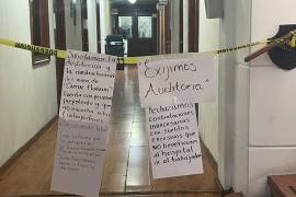 Los trabajadores colocaron carteles en las instalaciones del HU para expresar sus reclamos.