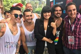 Pese a inconformidades de algunos activistas, Maite Perroni da banderazo de salida a Marcha del Orgullo Gay