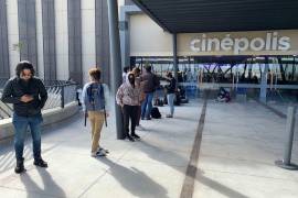 Jóvenes hacen fila en Cinépolis Villalta para adquirir los boletos preventa para el estreno de Spider-Man: No Way Home
