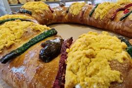 Panaderías y supermercados registran incrementos constantes en el costo de la rosca de Reyes, tanto en su versión tradicional como en la rellena.