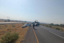 El vehículo fue abandonado luego de volcarse a la orilla de la carretera Zacatecas-Saltillo.