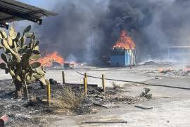Humo. El incendio fue visible desde diversos puntos de Saltillo y Arteaga debido a la combustión de residuos industriales.