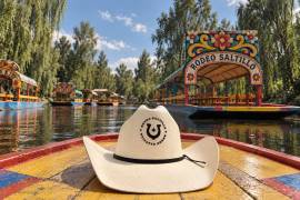 Comercios de Saltillo aprovechan la cercanía del Rodeo Saltillo 2026 para promocionar sombreros, botas, ropa vaquera y accesorios dirigidos a los asistentes.