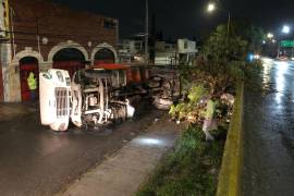 “El camión recolector volcó tras sufrir una presunta falla mecánica en calles de la colonia Oceanía.