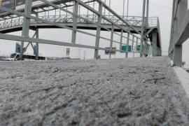 Una capa de hielo provoca que las rampas de los puentes peatonales sean resbalosas.