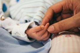 Expertos forenses, tras un minucioso examen del cuerpo del neonato, confirmaron la presencia de un hematoma subaracnoideo inducido por un golpe contuso.