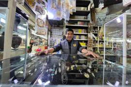 Max Hernández suma más de 25 años dedicado a la venta de productos naturales y esotéricos en Saltillo.