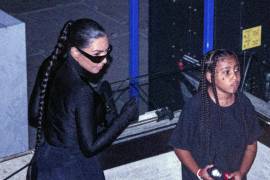 Así como Kanye se ha convertido en un personaje bastante peculiar sobre el escenario, trasladó parte de la esencia del álbum al look que Kim lució durante el show.