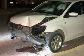 El vehículo Volkswagen terminó abandonado junto al poste derribado en el bulevar José Musa de León.