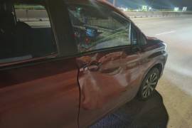 La parte lateral derecha del vehículo Toyota Avanza mostraba los daños tras la colisión con el joven peatón en el bulevar Nazario Ortiz Garza.