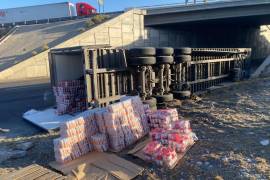 Un tráiler volcó durante la madrugada al incorporarse a la carretera Saltillo-Monterrey, generando caos vial.