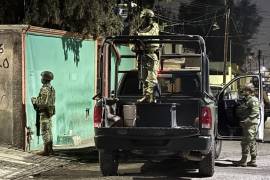 Elementos de las fuerzas especiales aseguran el perímetro exterior durante la irrupción inicial en el inmueble.