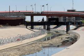 El río Bravo luce seco en el tramo fronterizo entre Ciudad Juárez y El Paso. La sequía agrava la presión sobre este recurso compartido.