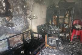 Durante la atención del siniestro, los vulcanos ingresaron al domicilio afectado para controlar las llamas que se habían extendido por áreas como sala, cocina y comedor, evitando su propagación a casas contiguas.
