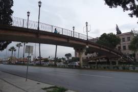 Los dos puentes peatonales instalados en el bulevar Venustiano Carranza se integran de manera armónica al entorno urbano.