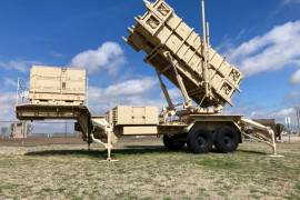 Un lanzador móvil de misiles Patriot se exhibe en el exterior de la base militar de Fort Sill, cerca de Lawton, Oklahoma, el 21 de marzo de 2023.