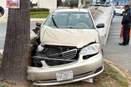 El Toyota Corolla quedó con daños en la parte frontal luego del impacto ocurrido al mediodía.