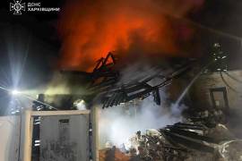 Personal de emergencia trabaja para extinguir un incendio en una vivienda particular tras un bombardeo ruso en Bohodukhiv, en la región de Járkiv, Ucrania el miércoles 11 de febrero de 2026.
