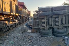 El tren quedó partido por la mitad ante el impacto del tren al cual aparentemente intentó ganarle el paso.