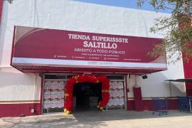 Se cuenta con un 80% de abastecimiento en la tienda, pues lo que falta son perecederos como frutas, verduras, carne y pollo, como se tiene en tiendas de la Ciudad de México y Guadalajara. FOTO: