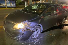 El conductor del Toyota Corolla perdió el control del volante y brincó el camellón central en el cruce de Venustiano Carranza y Colosio.