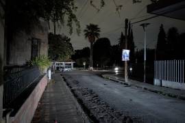 La falta de energía eléctrica dejó sin alumbrado ni semáforos varias calles del Centro Histórico de Saltillo durante la tarde y noche del viernes.