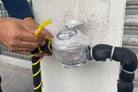 Personal de SIMAS recomendó a los usuarios colocar correctamente el aislante y reforzar la protección de la tubería exterior para evitar fugas y gastos adicionales por heladas.