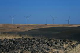 Terreno para ranchos y turbinas eólicas cerca de Río Vista, en el área de Montezuma Hills del condado de Solano, California. La empresa Flannery Associates está comprando grandes cantidades de terreno en el área.