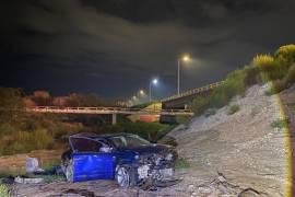 El Volkswagen Vento terminó volcado al fondo de un arroyo en Prolongación Nazario Ortiz Garza.