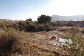 Además de la sequía, los vecinos deben convivir con el humo de ladrilleras y descargas de aguas negras en el arroyo.