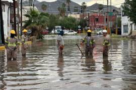 La falta de energía dificulta evacuar el agua acumulada en el norte de Torreón.