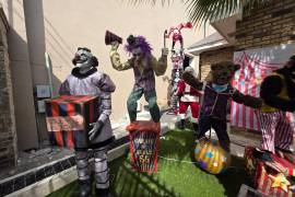 La decoración inspirada en clásicos del cine de terror se ha vuelto una tradición familiar en Piedras Negras.