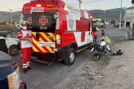 Paramédicos de la Cruz Roja atendieron a los jóvenes de 28 años en el lugar del accidente.