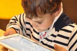 ¿Calmas a tu hijo con un celular o una tablet? este daño produce