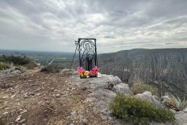 La ruta del Mirador de Celemania incorpora un espacio dedicado a la Virgen del Carmen. La familia Molina donó la imagen instalada en la sierra del ejido Las Flores, en Nadadores, Coahuila.