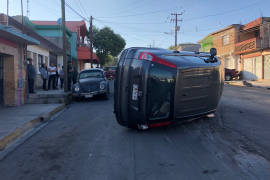 Dormita, choca y se endeuda