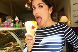 Salma Hayek se come el último helado