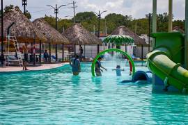 Familias de Ramos Arizpe aprovechan las instalaciones del parque acuático durante los días de descanso.