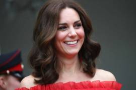 Kate Middleton luce espectacular vestido rojo con hombros al desnudo