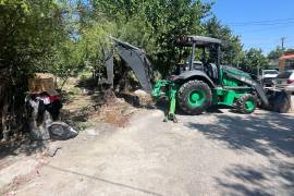 Maquinaria pesada es utilizada para el retiro de lodo y basura arrastrados por la corriente.