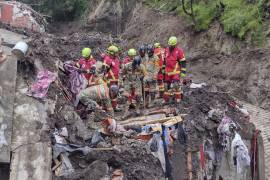 Con saldo de nueve personas muertas concluyeron los trabajos de rescate en la zona del desgajamiento del Cerro La Peña. El día de hoy soldados y Protección Civil del Estado de México logaron sacar los restos de cuatro adultos y dos menores de edad.