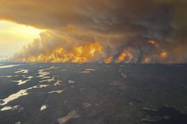 Vista del incendio en Flin Flon, Manitoba, Canadá que obligó a evacuar a miles de personas que viven en esta región. El humo de los incendios cruzaron el Atlántico y llegaron a territorio europeo en los últimos días.