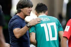 Joachim Löw rechaza racismo contra Özil y dice que le decepcionó