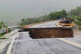 Las autoridades ya trabajan para reestablecer las vías principales que conectan a Acapulco con tramos carreteros importantes